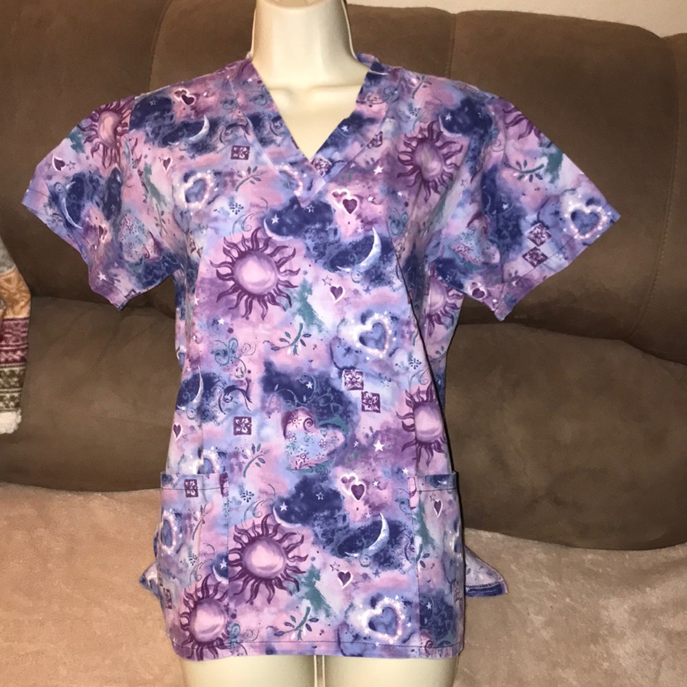 XS scrub top hearts suns moons stars 💕